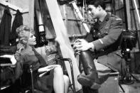 <p>Brigitte Bardot et Jacques Charrier sur le tournage «Babette s'en va-t-en guerre» en janvier 1959.</p>