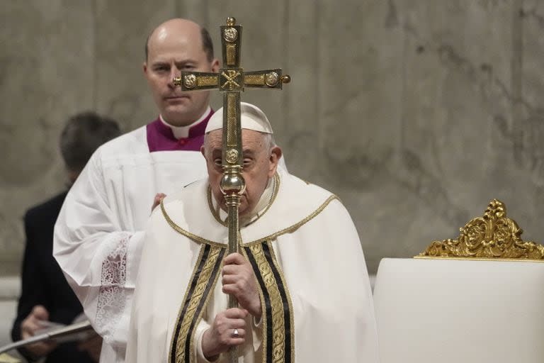 El papa Francisco sostiene el bastón pastoral mientras preside la Misa de Nochebuena, en la Basílica de San Pedro en el Vaticano