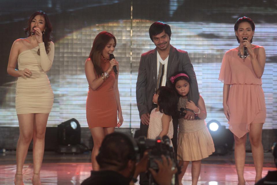 La Diva performs for Manny Pacquiao and his kids during the homecoming event for The Filipino boxing champ, held at the Music Hall of the Mall of Asia in Pasay city, south of Manila, on 12 December 2012. (George Calvelo/NPPA Images)