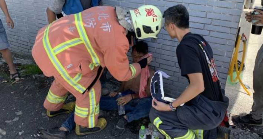 為了拆違建，18歲工人遭危樓倒塌的磚瓦擊傷，救護人員趕到時先就地止血再送醫。（圖／翻攝畫面）
