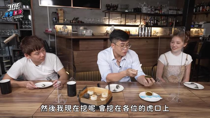 超奢華月餅開箱！高級食材的行家吃法　Joeman曝：先放到手上加溫