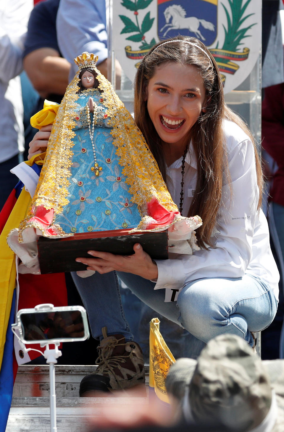 Fabiana Rosales es una ferviente católica que fue monaguilla en su infancia. (REUTERS/Carlos Garcia Rawlins)