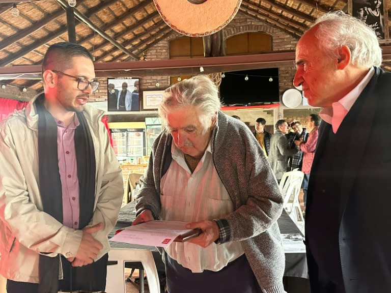 El delegado del Partido Comunes de Colombia, Juan Manuel Gómez (I), el expresidente uruguayo José Mujica (centro) y al expresidente colombiano Ernesto Samper durante una reunión en el Quincho de Varela en Montevideo el 3 de julio de 2024. (Handout)