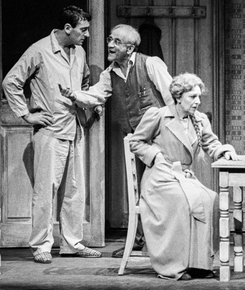 Rudman's production of Death of a Salesman at the National Theatre in 1979, l-r, Stephen Greif as Biff Loman, Warren Mitchell as Willy and Doreen Mantle as Linda - Donald Cooper / Alamy