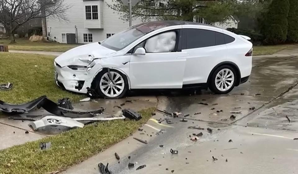 美國監管機構指出，特斯拉的自動駕駛系統「出了問題」，已經造成數百起車禍，10多人死亡。