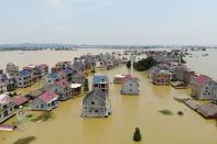 <p>Des maisons englouties jusqu'au toit, des habitants évacués en bateau et des quartiers entiers avec les pieds dans l'eau: les rives du lac Poyang, dans le centre de la Chine, paient cet été un lourd tribut aux inondations.</p>