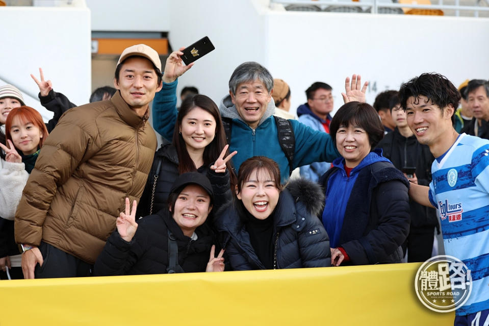神田（右）賽後與從日本來港打氣的父母及朋友合照。