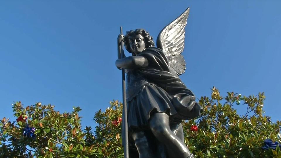 La statue, sur le parvis de l&#39;&#xe9;glise Saint-Michel, aux Sables d&#39;Olonne. - Capture d&#39;&#xe9;cran BFMTV