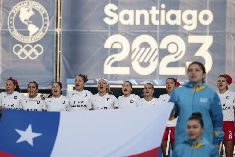 "11+1 PARA SIEMPRE", reza la remera de las Diablas que es homenaje a una de sus referentes - Créditos: @JAVIER VERGARA/SANTIAGO 2023 via PHOTOSPORT