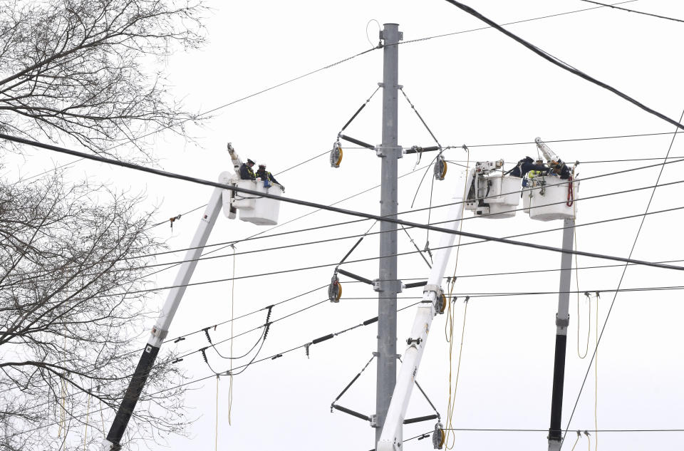 Nearly 250,000 without power across U.S. amid fierce storms (Daniel Mears / AP)