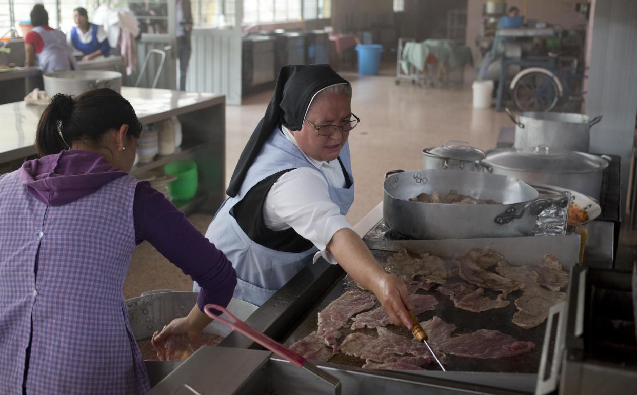 Florinda Ruiz Carapia, más conocida como "Hermana Flor", prepara la comida para 150 seminaristas en un convento de Puebla, México, el 30 de septiembre del 2015. La monja se hizo famosa compitiendo en la versión mexicana de "Master Chef", al que se presentó con la esperanza de ganar el primer lugar y ayudar a pagar las deudas de su congregación con el premio. (AP Photo/Eduardo Verdugo)