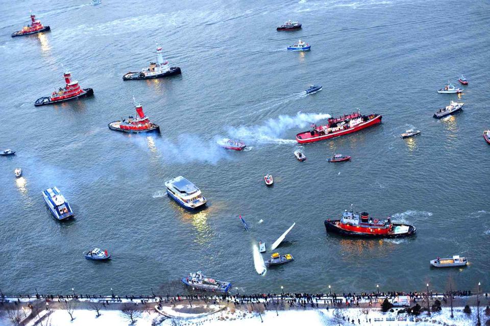 10 Dramatic Photos from 2009's Miracle on the Hudson Plane Landing