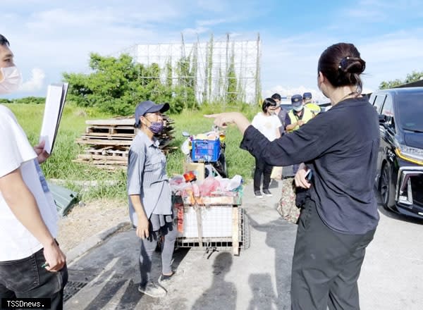 南市動保處會同相關單位會勘仁德私人狗場，將透過清查、醫療及送養等方式輔導飼主提升環境品質。（記者李嘉祥攝）