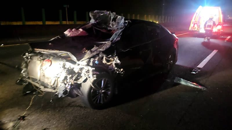 ▲國一死亡車禍！后里段深夜2車追撞翻覆，車內夫妻雙亡，另名駕駛輕傷送醫後無大礙。（圖／翻攝畫面）