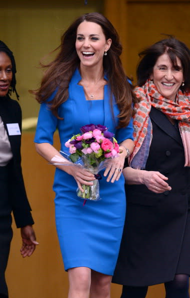 En février 2014, la duchesse de Cambridge montrait son plus beau sourire vêtue d’une robe bleue électrique signée L.K. Benett.