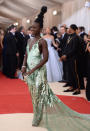 <p>Grün und glitzernd: Die Oscar-Preisträgerin („12 Years a Slave“) blieb ihrer Met-Gala-Vorliebe 2016 treu. Den meisten Gesprächsstoff aber lieferte Lupita Nyong’o mit ihren beeindruckend hoch aufgetürmten Haaren. (Bild: AP Photo) </p>