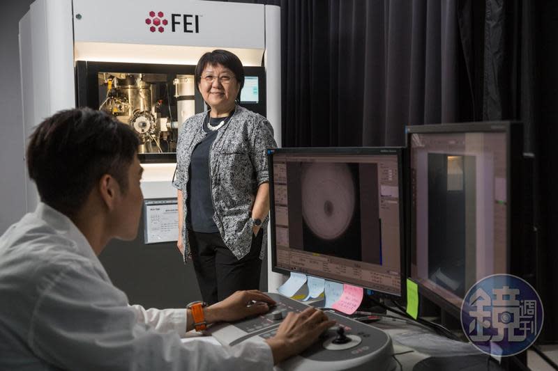 謝詠芬是國內第一位材料學女博士，18年前創立閎康科技，利用穿透式電子顯微鏡等貴重儀器，替國際級半導體大廠做分析檢測，是國內材料分析龍頭。
