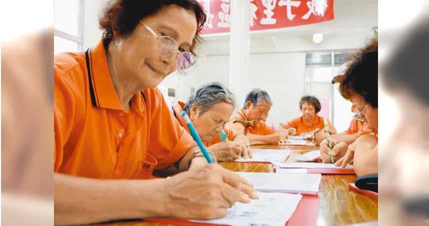 潮州鎮檨子里老人家近7成不識字，經到百歲小學堂上課後，現在寫出名字不再是難事。（圖／中國時報謝佳潾攝）