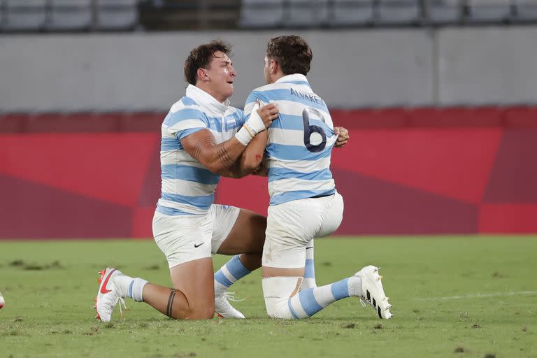 Rodilla en tierra, el abrazo que viene: los Pumas 7s escribieron una página para siempre en Tokio 2020.