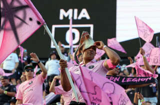 Un supporteur de Lionel Messi au Drive Pink Stadium à Fort Lauderdale (Floride), le 21 juillet 2023. Ce n’est pas la première fois que l’attaquant provoque un engouement pour son maillot, rappelle “The New York Times”. En 2022, lorsque l’Argentine a remporté la Coupe du monde, la marque aux trois bandes a dû produire et exporter en trois mois 400 000 maillots supplémentaires de l’équipe nationale. . PHOTO Sam Navarro/USA TODAY SPORTS/REUTERS