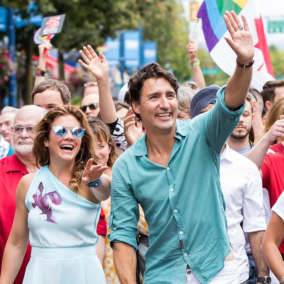 Der kanadische Premierminister Justin Trudeau bevorzugte in diesem Jahr dagegen den Urlaub im eigenen Land, im Städtchen Tofino. Zur Belustigung seiner Landleute hatte sich der Staatschef dabei in Surfer-Montur und oben ohne auf das Hochzeitsbild eines jungen Pärchen geschlichen. Einziger Haken: Wer ein Ferienhaus mit Blick auf den Ozean für sich beansprucht, muss zur Hauptsaison mit Preise von bis zu 800 Dollar pro Nacht rechnen.