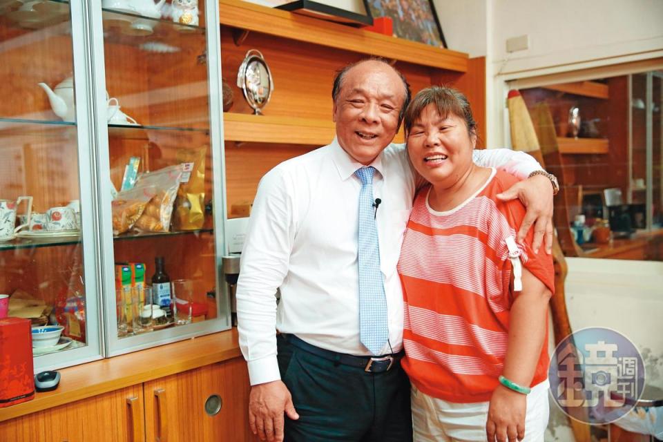 太太吳瓊枝（右）幫廖英熙（左）借錢創業，也陪他走過罹癌的低潮。