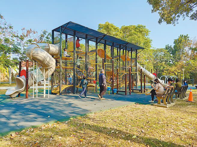 高雄市政府工務局在燕巢區南燕社區打造特色公園，設計還融入當地特色「泥火山」意象，獲在地居民好評。（任義宇攝）