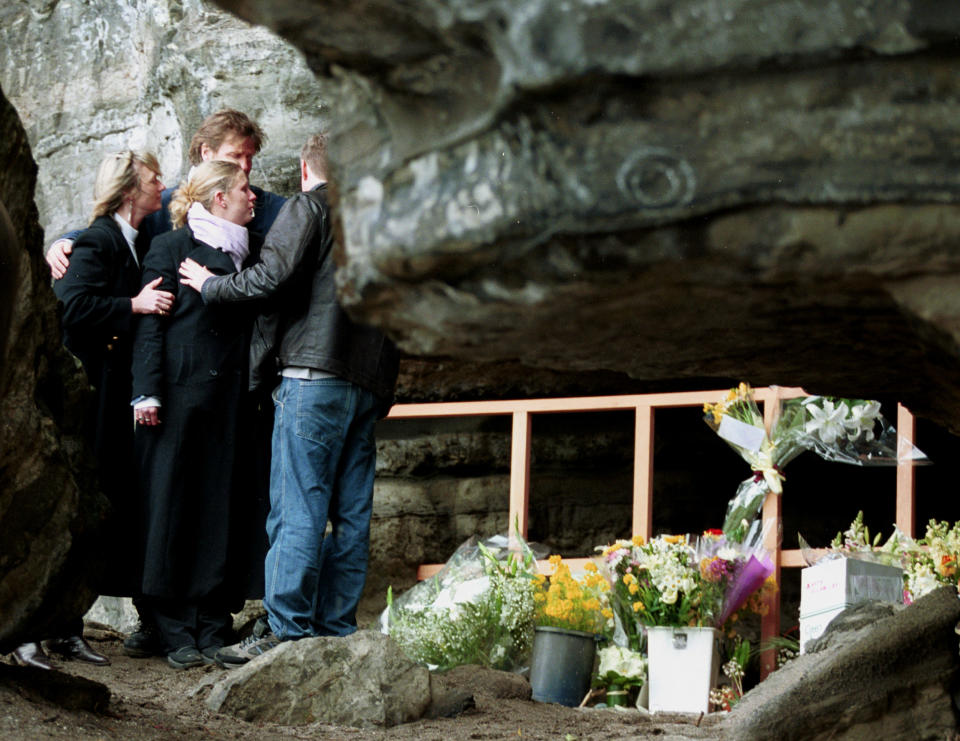 La familia de Lucie Blackman, durante su visita en la cieva en Miura, Japón, el 1 de marzo de 2001, cuandoencontraron el cuerpo de Lucile. (Photo by Koichi Kamoshida/Newsmakers).