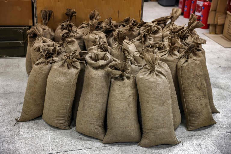 Esta foto tomada el 27 de julio de 2022 muestra una vista de sacos de pastillas de captagon confiscadas en la sede de la policía judicial en la ciudad de Kafarshima, al sur de la capital libanesa, Beirut.