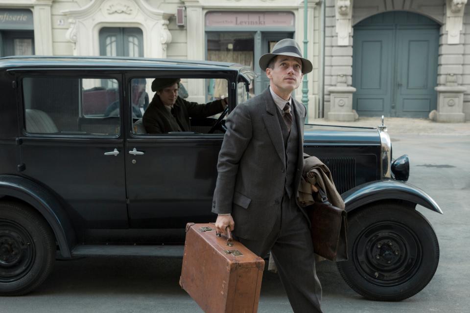 El inspector Gereon Rath (Volker Bruch) llega a la capital alemana desde Colonia para resolver un misterio que descubre la inestabilidad de la República de Weimar en la serie Babylon Berlin