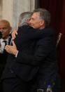 El expresidente argentino, Mauricio Macri, abraza a Alberto Fernández, luego de asumir la presidencia del país, en el Congreso Nacional, Buenos Aires.