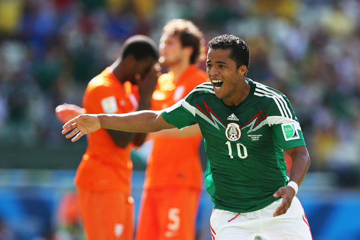 Giovani dos Santos festeja su gol a Países Bajos en los Octavos de Final de Brasil 2014. (Ian MacNicol/Getty Images)