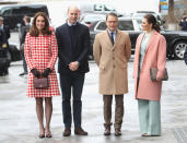 <p>Der offizielle Besuch der britischen Royals startete am Dienstag. Herzogin Kate und Prinz William kamen aber bereits am Montagabend mit dem Privatjet der britischen Königsfamilie in Stockholm an – übrigens ohne ihre Kinder George und Charlotte. In Empfang genommen wurden sie von Prinzessin Victoria und Prinz Daniel. Farblich hatten die beiden royalen Damen zumindest bereits eine erste Übereinstimmung. (Bild: Getty Images) </p>