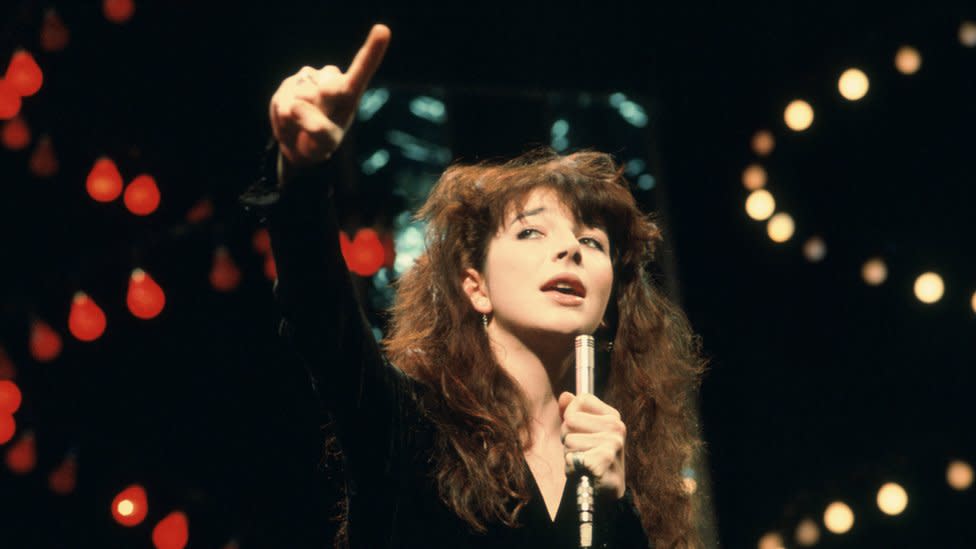 Kate Bush dando un show en vivo en el programa de televisión 