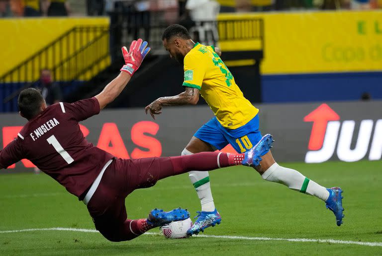 Neymar elude a Fernando Muslera y abre el tanteador en Manaos; se pone pesada la noche para un visitante que en esta triple ventana sacó un solo punto y tuvo -6 en goles, y así y todo permanece quinto en la eliminatoria, en el puesto de repechaje.