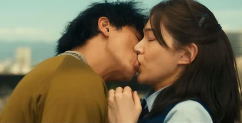 ▲邱澤和許瑋甯在電影《當男人戀愛時》激吻，理科太太說肢體接觸會分泌催產素。（圖／翻攝YT）