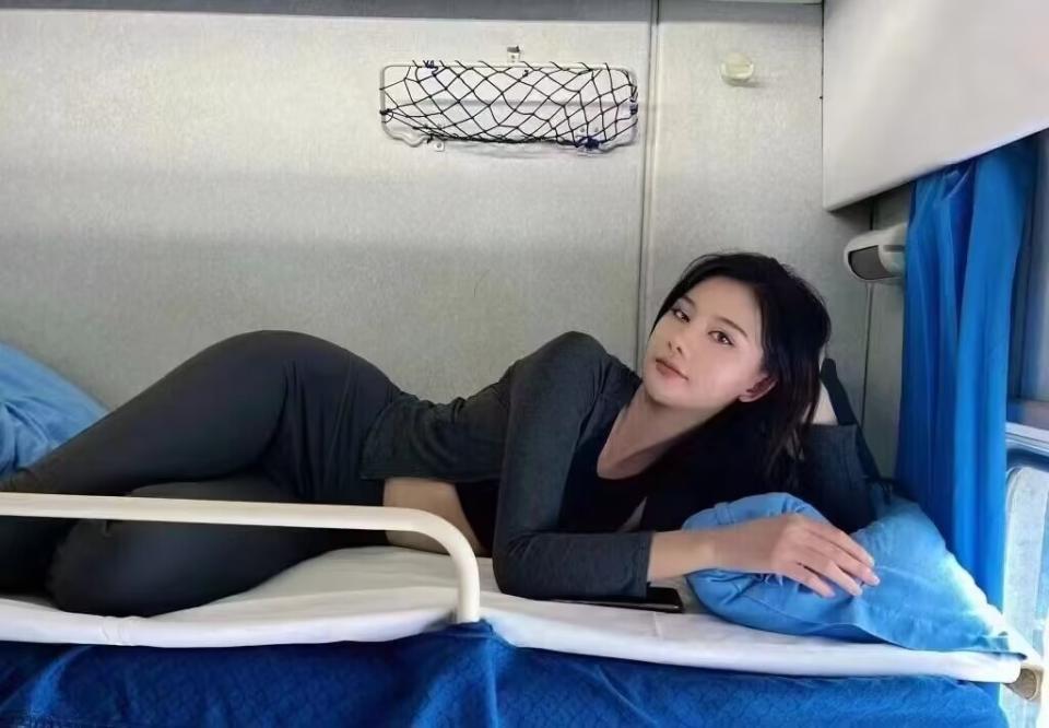 女子在火車臥鋪上拍攝一組性感照。（圖／翻攝自羅浩志瘡膏 微博）