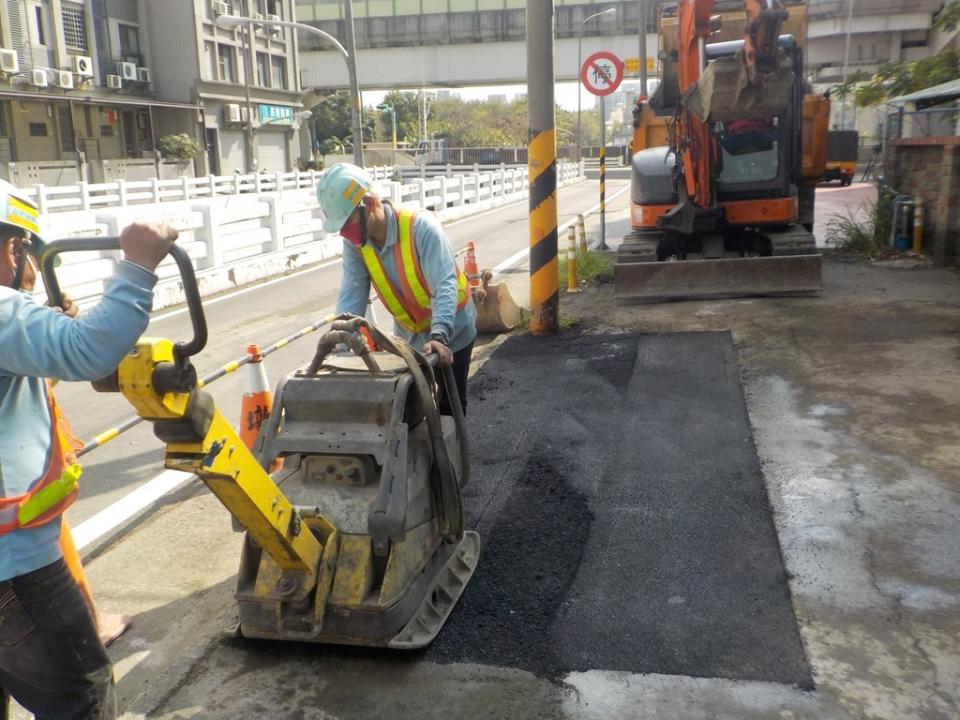 《圖說》建設局進行路面坑洞改善。