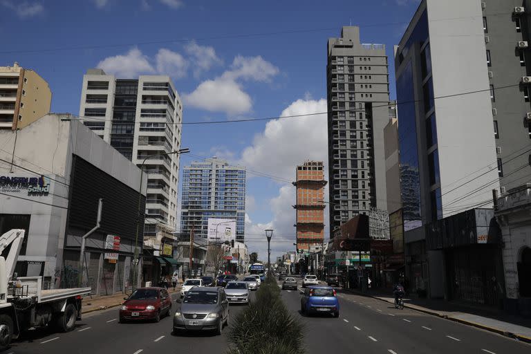 A los costados de la Avenida Hipolito Yrigoyen se ven importantes emprendimientos inmobiliarios que contrastan con las zonas más pobres