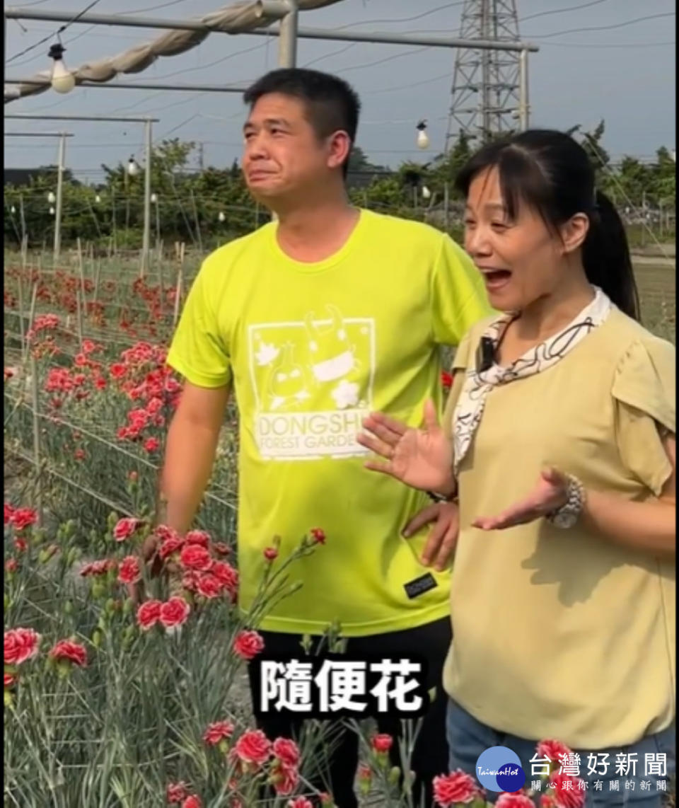 彰化縣農會總幹事張建豐透過詼諧趣味的風格，協助鄉鎮市農會行銷農產-母親節應景的康乃馨KUSO短片。（圖/彰化縣農會）