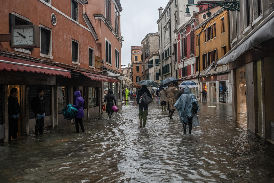 L'Amministrazione comunale di Venezia presenterà richiesta di stato di crisi alla Regione Veneto. Il sindaco Brugnaro: "Tutti i cittadini e le imprese raccolgano materiale utile a dimostrare i danni subiti con fotografie, video, documenti o altro nei prossimi giorni comunicheremo le modalità precise per la richiesta di contributo". Disposta intanto la chiusura delle scuole di Venezia e isole di ogni ordine e grado. (Photo by Giacomo Cosua/NurPhoto via Getty Images)