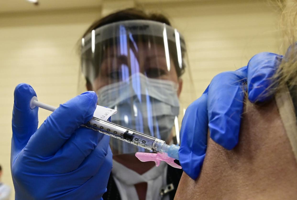 <span class="caption">Tamara Dus, director of University Health Network Safety Services, administers a Pfizer-BioNTech COVID-19 vaccine in Toronto. </span> <span class="attribution"><span class="source">THE CANADIAN PRESS/Frank Gunn</span></span>