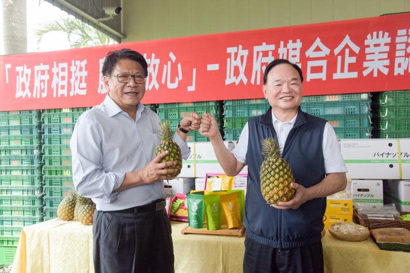 全聯福利中心董事長林敏雄（右）宣布全聯國內鳳梨銷售要從過去4,000公噸提升到1萬公噸。（翻攝自潘孟安臉書）