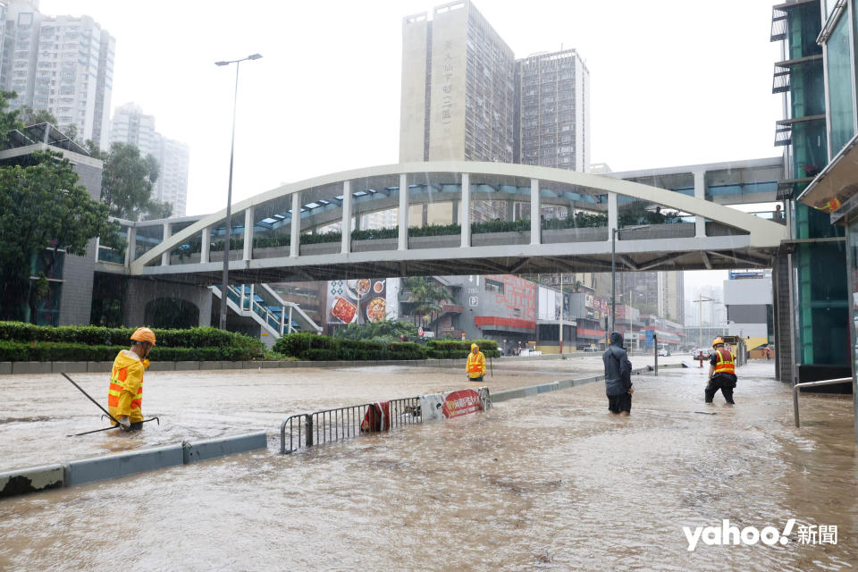 本港遭遇世紀豪雨，黃大仙成為水浸重災區，黃大仙中心北館地下全層淹沒，龍翔道一帶佈滿泥黃水，街坊表現狼狽。