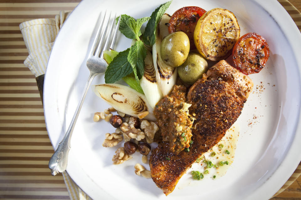 <p>Préparez-vous avant l’arrivée des mois plus chauds en dégustant un bon petit plat de saumon de printemps. Saupoudrez une couche d’épice pour relever le tout et ajouter des saveurs estivales dans votre assiette. [Photo : Getty] </p>