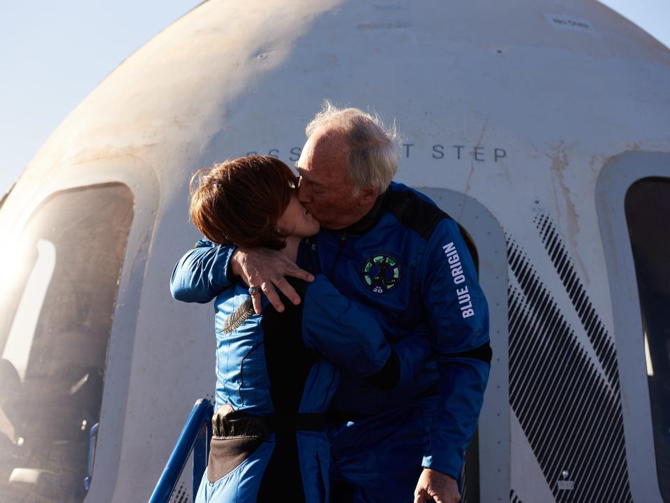 Sharon and Marc Hagle kiss outside the Blue Origin capsule after arriving back on Earth.