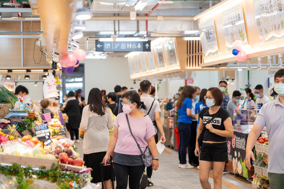 五股市場涵蓋蔬果、生鮮、熟食、百貨及雜貨等不同業種，共計104攤，強調一站式購物體驗，吸引在地百年黑豬肉、三代祖傳油飯、日式生魚片等特色商家進駐。   圖：新北市市場處提供