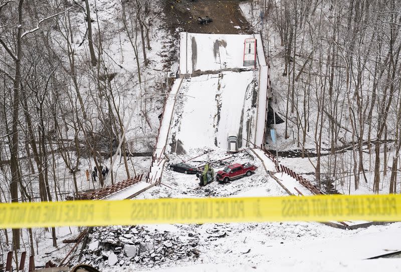 Bridge collapses in Pittsburgh, Pennsylvania