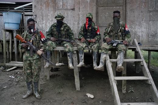 Foto de archivo. Rebeldes del Ejército de Liberación Nacional (ELN) de Colombia descansan frente a una casa cerca del río San Juan, en las selvas del departamento del Chocó