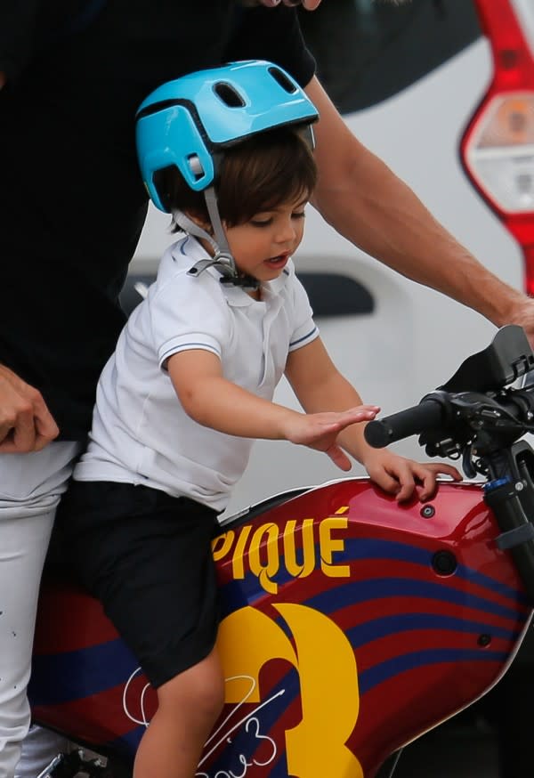 ¡Muy práctico y ecológico! Gerard Piqué recoge a su hijo Milan de la escuela en bicicleta 